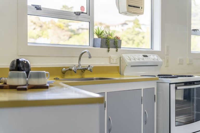 Photo of property in 9 Omega Street, Newlands, Wellington, 6037