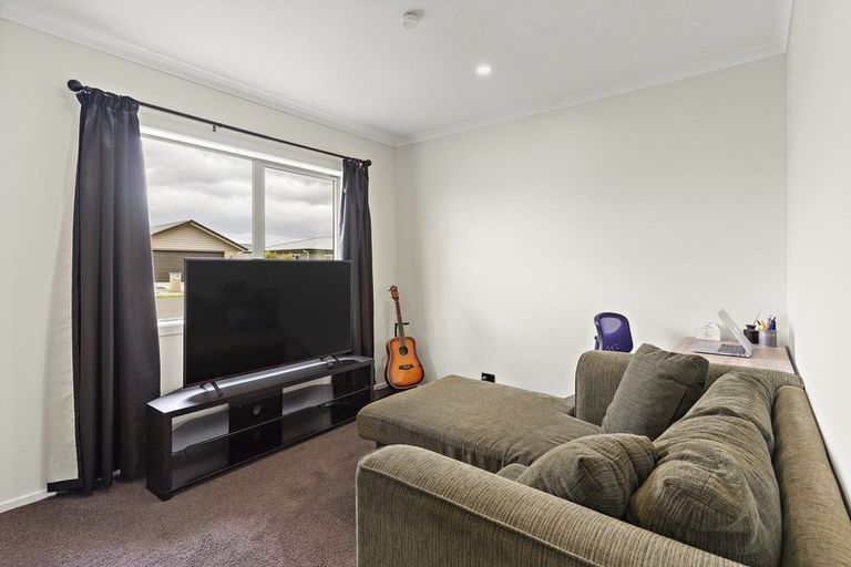 Photo of property in 1 Routhan Way, Carterton, 5713