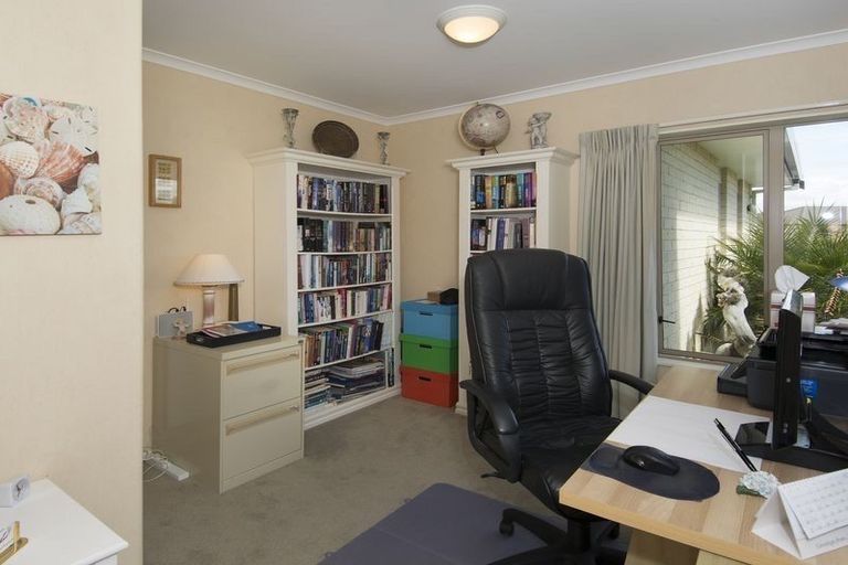 Photo of property in 1 Mcleod Place, Papamoa Beach, Papamoa, 3118