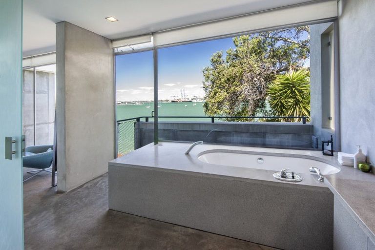 Photo of property in 9 Stanley Point Road, Stanley Point, Auckland, 0624