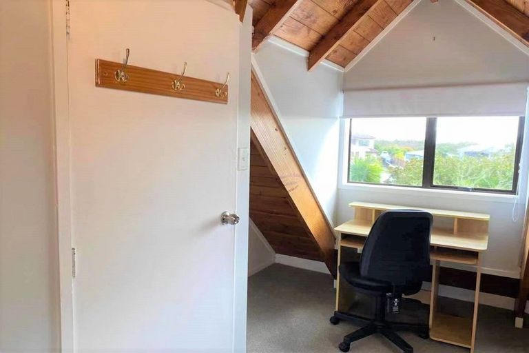 Photo of property in 2 Bradbury Road, Botany Downs, Auckland, 2010