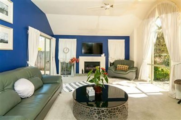 Photo of property in 21 Taroka Close, Pinehill, Auckland, 0632