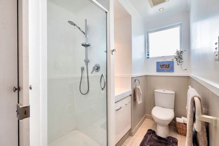 Photo of property in 1/133 Carlisle Road, Northcross, Auckland, 0632