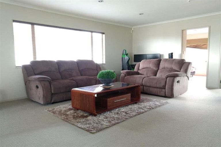 Photo of property in 13 Strundeen Close, Flat Bush, Auckland, 2016