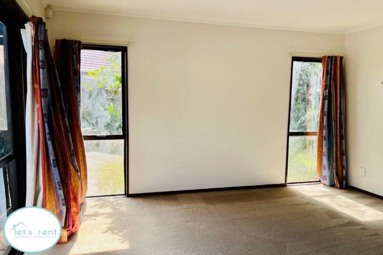 Photo of property in 11 Walter Strevens Drive, Conifer Grove, Takanini, 2112