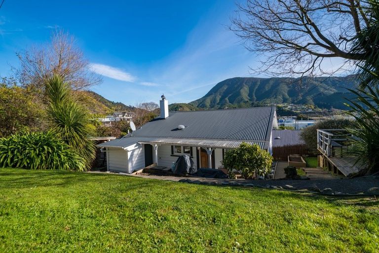 Photo of property in 17a Taranaki Street, Picton, 7220