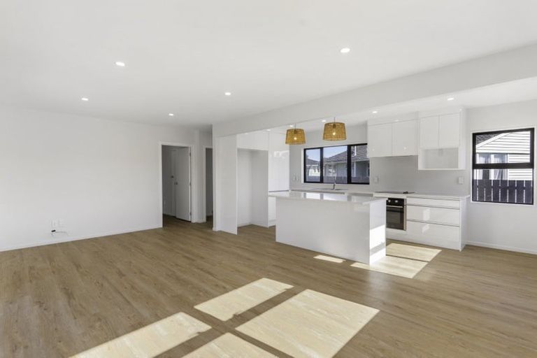 Photo of property in 24 Heyford Close, Mangere, Auckland, 2022