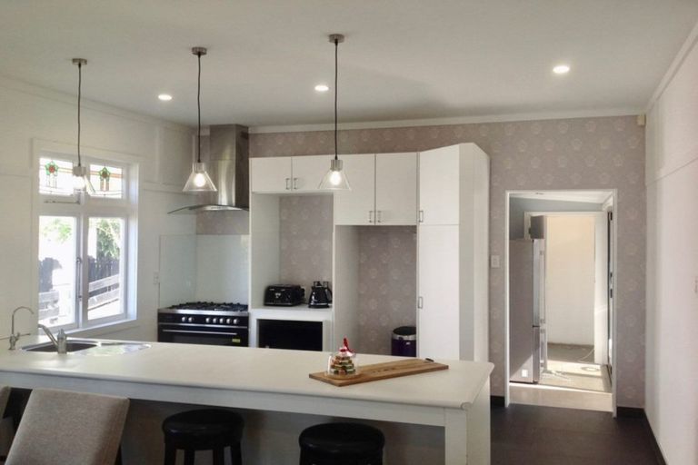 Photo of property in 10 Kitchener Terrace, Moturoa, New Plymouth, 4310