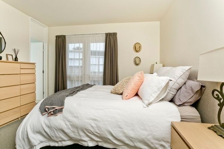 Photo of property in 50 Fowler Street, Northcote, Auckland, 0627