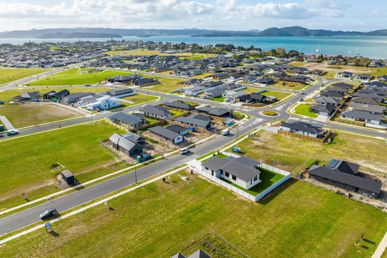 Photo of property in 21 Te Piriti Road, One Tree Point, 0118