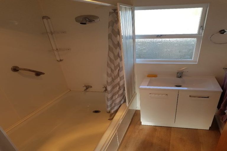 Photo of property in 2/5 Moana Avenue, Belmont, Auckland, 0622