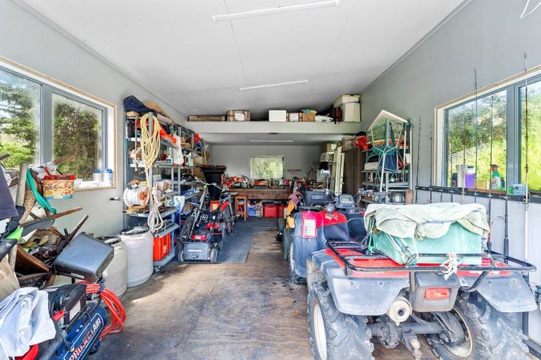 Photo of property in 35 Hobbs Road, Matakatia, Whangaparaoa, 0930