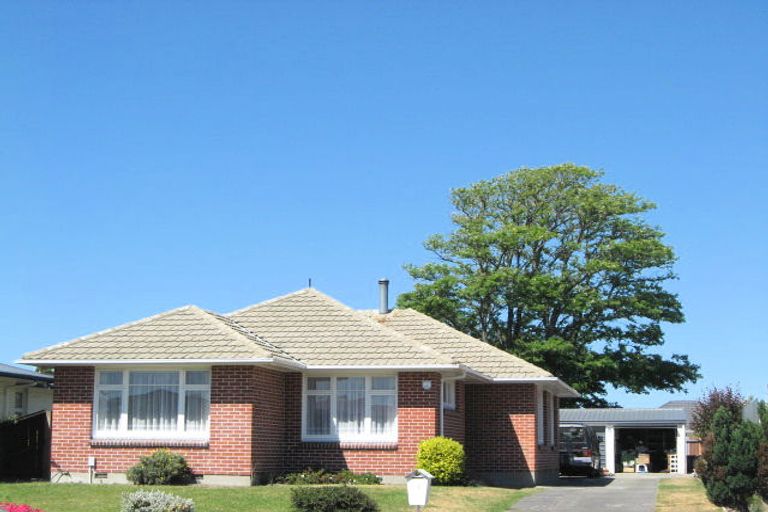 Photo of property in 82 Bickerton Street, Wainoni, Christchurch, 8061