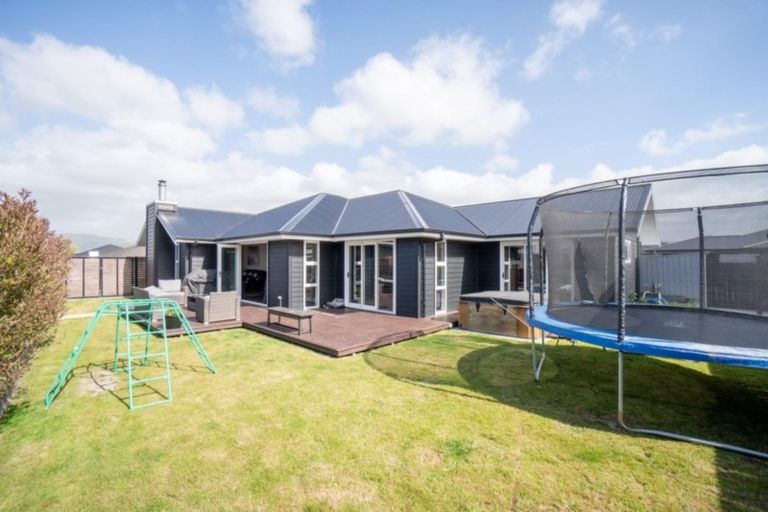 Photo of property in 103 Johnstone Drive, Fitzherbert, Palmerston North, 4410