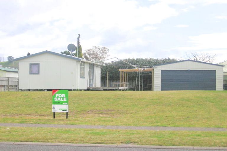 Photo of property in 121 Charleston Avenue, Whangamata, 3620
