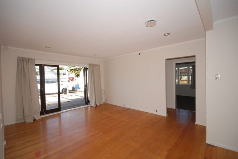Photo of property in 21 Chilcott Road, Henderson, Auckland, 0612