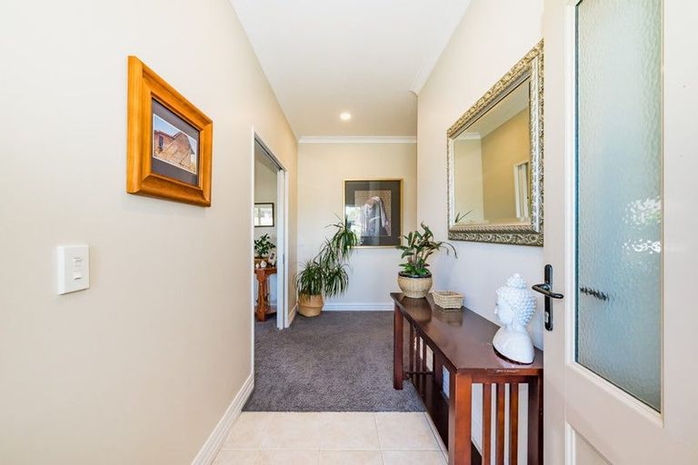 Photo of property in 5 Holcombe Drive, Paraparaumu, 5032