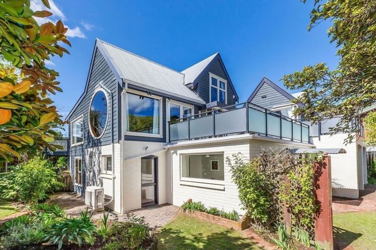 Photo of property in 5 Newnham Court, Tawa, Wellington, 5028