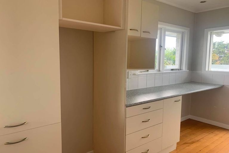 Photo of property in 2/40 Pupuke Road, Takapuna, Auckland, 0622