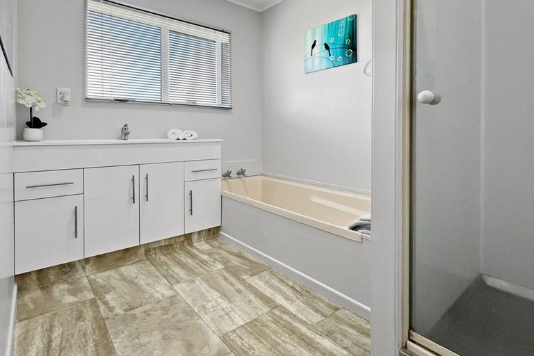 Photo of property in 15 Hocken Place, Mangere Bridge, Auckland, 2022