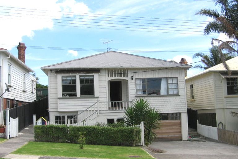 Photo of property in 43 Roslyn Terrace, Stanley Point, Auckland, 0624
