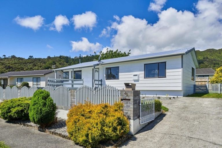 Photo of property in 4a Glenbrook Grove, Naenae, Lower Hutt, 5011