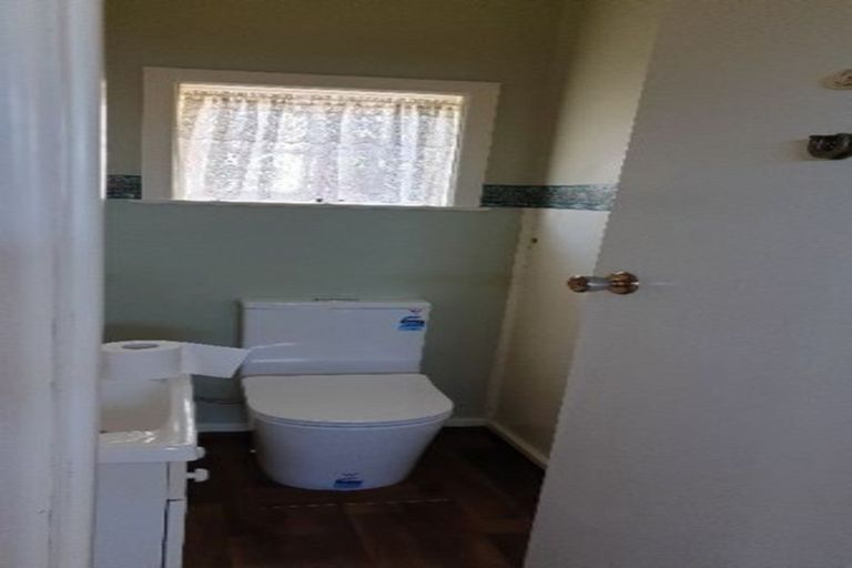 Photo of property in 475 Glenfield Road, Glenfield, Auckland, 0629