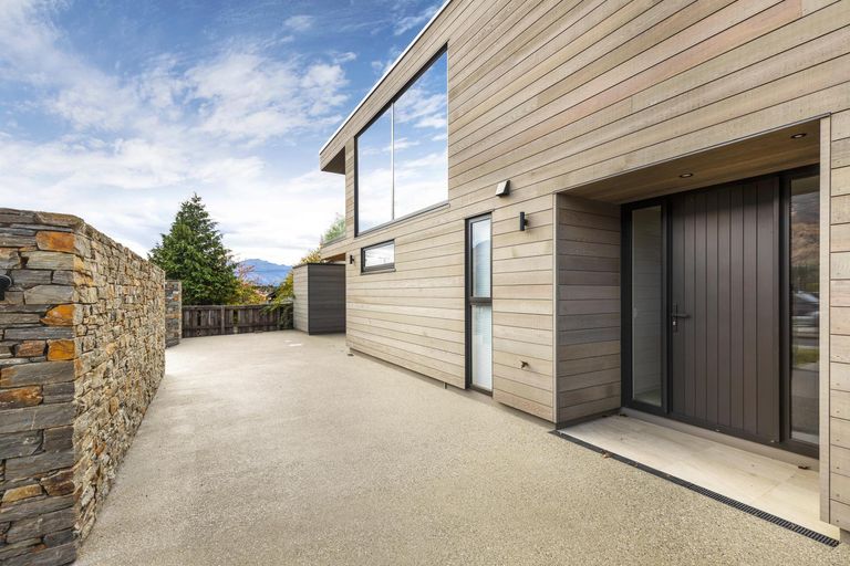 Photo of property in 46b Dungarvon Street, Wanaka, 9305