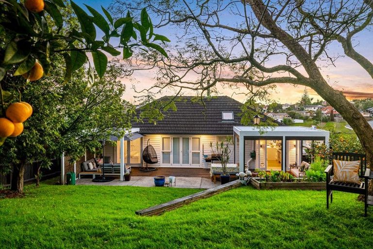 Photo of property in 70 Selwyn Crescent, Forrest Hill, Auckland, 0620