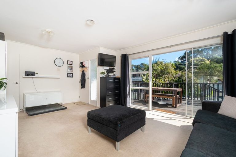 Photo of property in 6 Staincross Street, Green Bay, Auckland, 0604