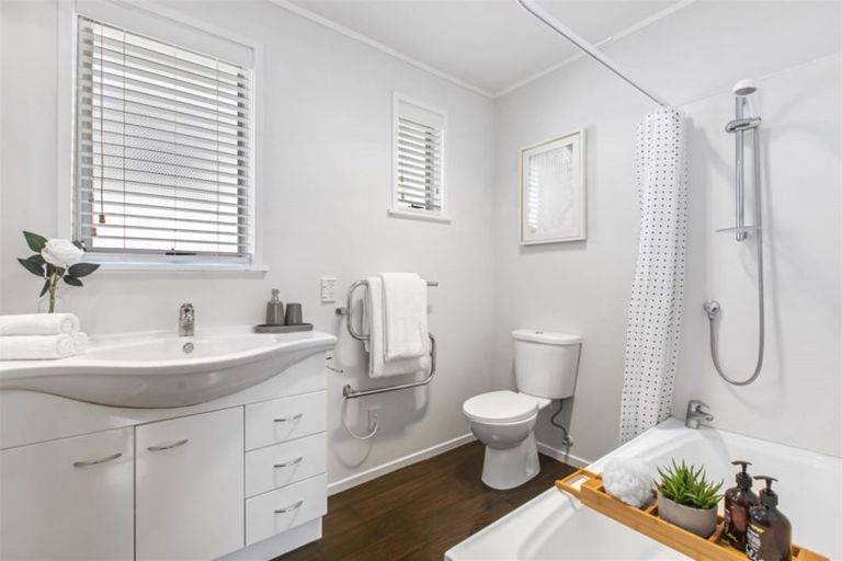 Photo of property in 52 Ravenwood Drive, Forrest Hill, Auckland, 0620