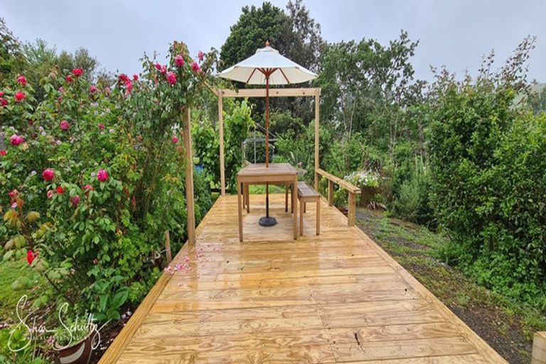 Photo of property in 10 Franklin Road, Paparoa, 0571