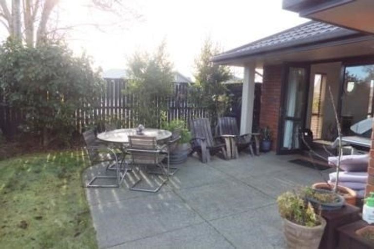 Photo of property in 2 Ross Place, Northwood, Christchurch, 8051