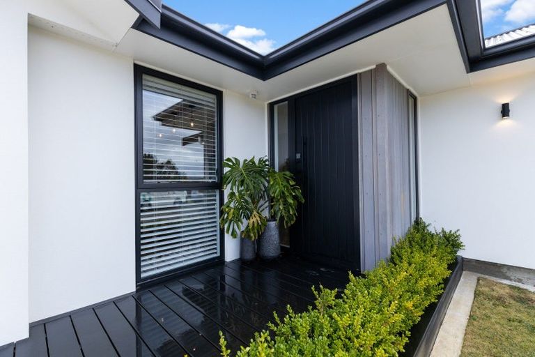 Photo of property in 43 Coutts Way, Fitzherbert, Palmerston North, 4410