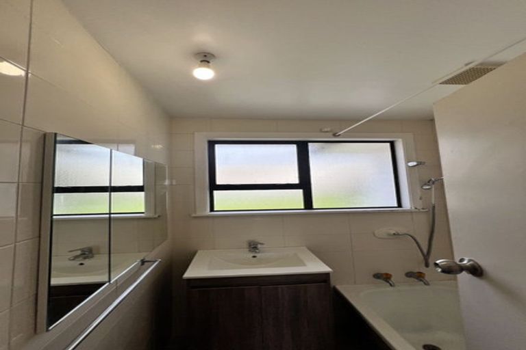 Photo of property in 72 Kelman Road, Kelston, Auckland, 0602