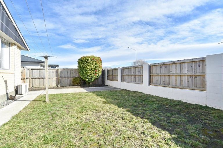 Photo of property in 17a Queenspark Drive, Parklands, Christchurch, 8083