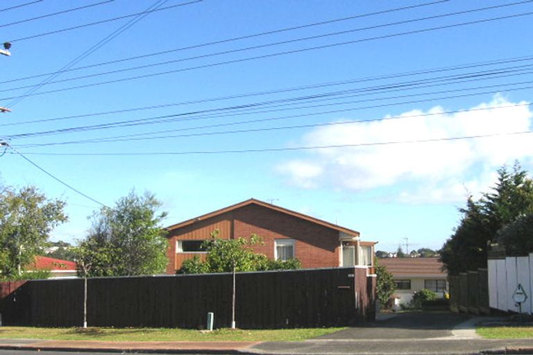 Photo of property in 2/82a Pupuke Road, Hillcrest, Auckland, 0627
