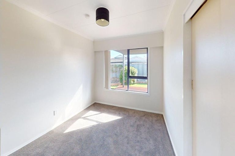 Photo of property in 5 Essex Place, Milson, Palmerston North, 4414