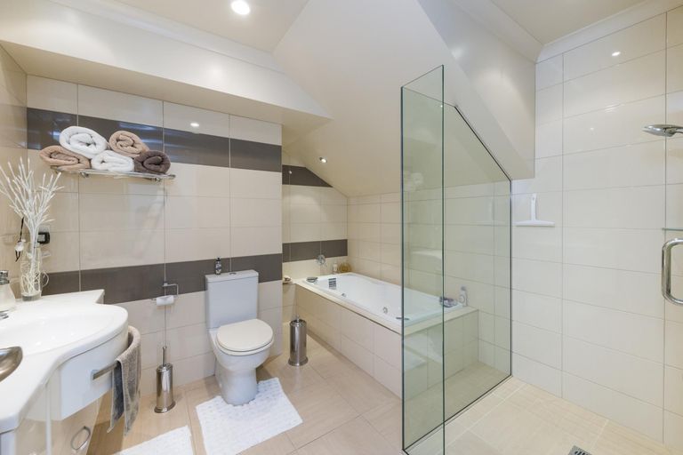 Photo of property in 7 Fairway Grove, Hokowhitu, Palmerston North, 4410