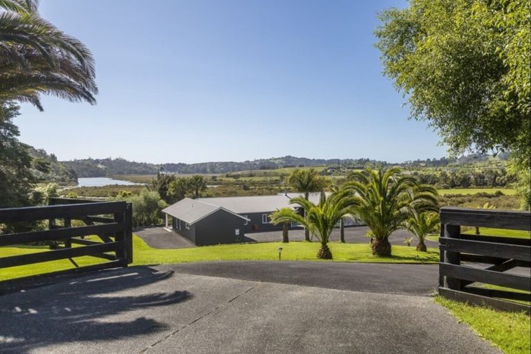 Photo of property in 87 Whangaparaoa Road, Red Beach, 0932