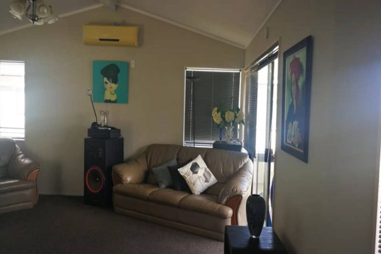 Photo of property in 131 West Harbour Drive, West Harbour, Auckland, 0618