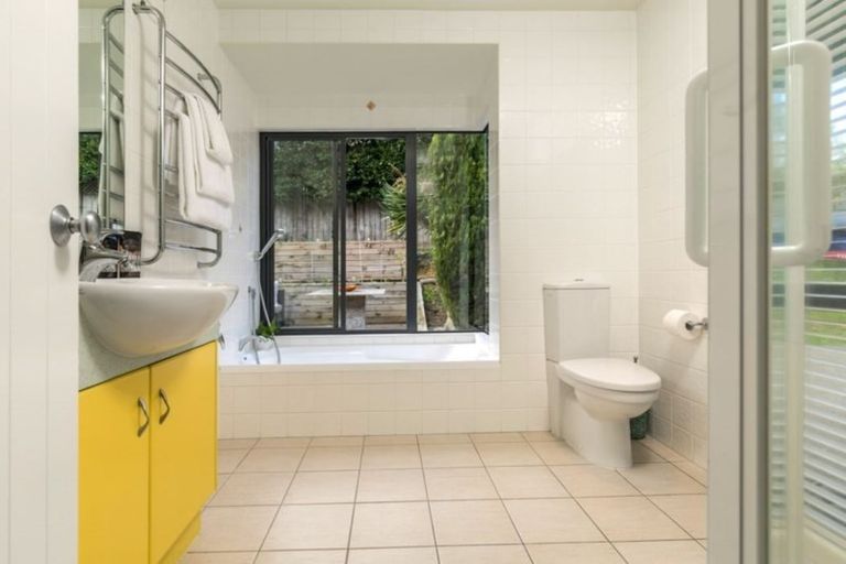 Photo of property in 28 Oakford Park Crescent, Greenhithe, Auckland, 0632