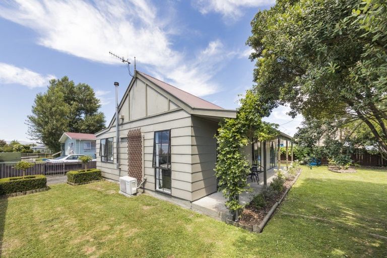 Photo of property in 2 Chatsworth Place, Highbury, Palmerston North, 4412