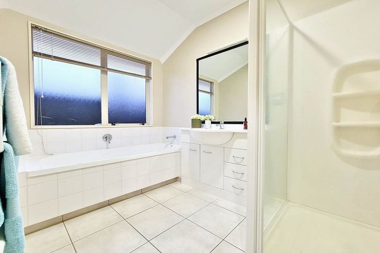 Photo of property in 12 Ironstone Place, Randwick Park, Auckland, 2105