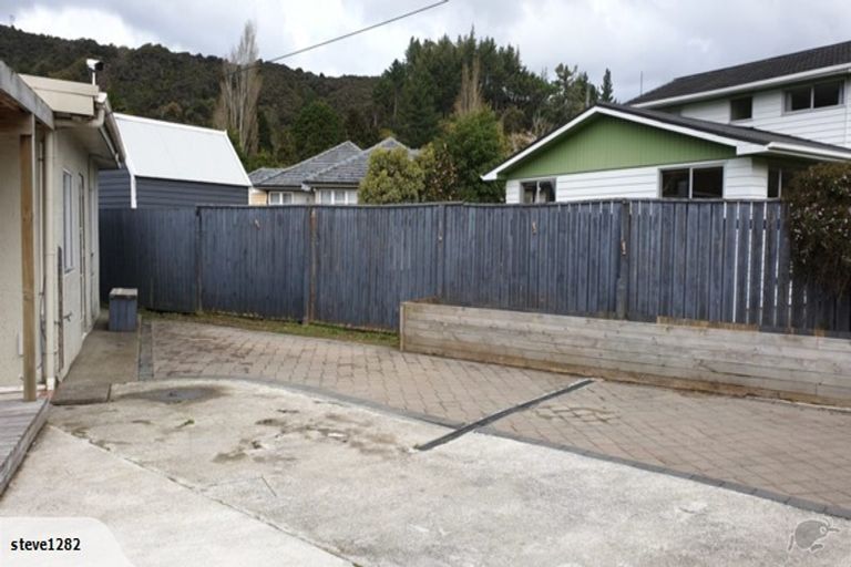 Photo of property in 52 Stokes Valley Road, Stokes Valley, Lower Hutt, 5019