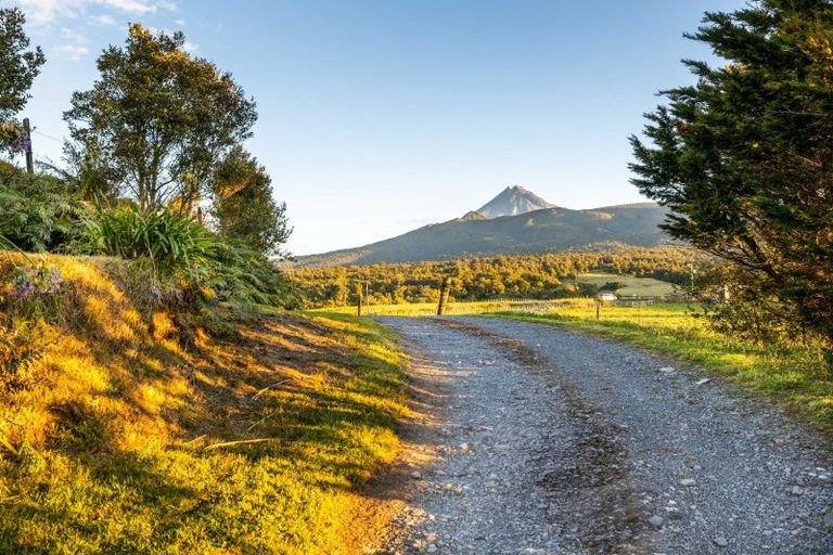 Photo of property in 1568 Carrington Road, Hurworth, New Plymouth, 4371