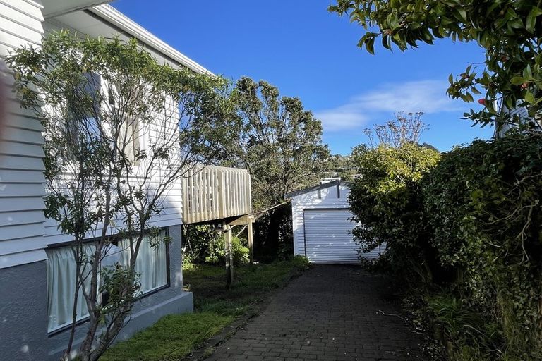 Photo of property in 9 Robert Street, Newlands, Wellington, 6037