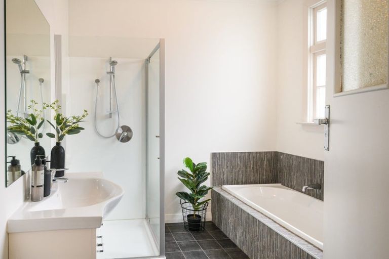 Photo of property in 32 Pahiatua Street, Hokowhitu, Palmerston North, 4410