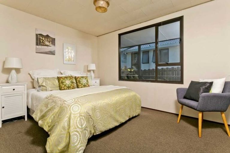 Photo of property in 2/22 Devonshire Road, Unsworth Heights, Auckland, 0632