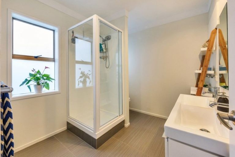 Photo of property in 9 Valerie Crescent, Okura, Albany, 0792